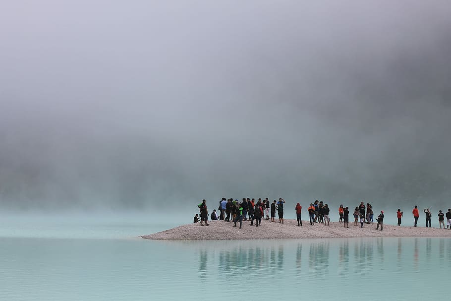 mennesker, stående, grå, overflade, legeme, vandfotografering, krop af vand, fotografering, natur, gruppe af mennesker, rejse steder, farvebillede, tåge, stor gruppe mennesker, vand, udendørs, dag, svømning, kun voksne, menneskemængde, herrer, rigtige mennesker, rejse, turisme, fritidsaktivitet, rejsemål, ferier, Kvinder, turist, ferie, himmel, 4K