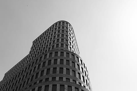 niedrig, Winkel-Graustufen-Fotografie, hoch, erziehen, Gebäude, kleiner Winkel, Graustufen, Fotografie, Hochhaus, Wolkenkratzer, die Architektur, Turm, modern, Bürogebäude, gebaute Struktur, Gebäudehülle, städtische Szene, Schwarz und weiß, große Höhe, Fenster, Stadt, Geschäft, Flachwinkelansicht, draußen, Himmel, klarer Himmel, Natur, keine Leute, Tag, kopieren sie platz, Bürogebäude außen, Reiseziele, 2K, CC0, gemeinfrei, lizenzfrei