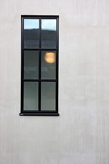 finestra, facciata, calcestruzzo, architettura, vetro - materiale, trasparente, struttura costruita, nessuno, caratteristica della parete, riflessione, esterno dell'edificio, costruzione, all'aperto, giorno, legno - materiale, attrezzatura per l'illuminazione, avvicinamento, forma geometrica, natura, forma, sfondi, telaio della finestra, bicchiere, appartamento, 4K, CC0, dominio pubblico, privo di copyright