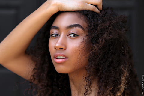 mujer sosteniendo el pelo, esparto, mujer, hembras, adulto, gente, adulto joven, una persona, belleza, mujer joven, solo una mujer, solo una mujer joven, Pelo castaño, pelo rizado, adentro, Solo mujeres, etnicidad, retrato, mirando, Sólo para adultos, etnia africana, hermoso, de cerca, cara humana, gente guapa, mujer hermosa, pelo, disparo a la cabeza, peinado, pelo largo, cabello humano, parte del cuerpo, Moda, 5K, CC0, dominio público, libre de derechos