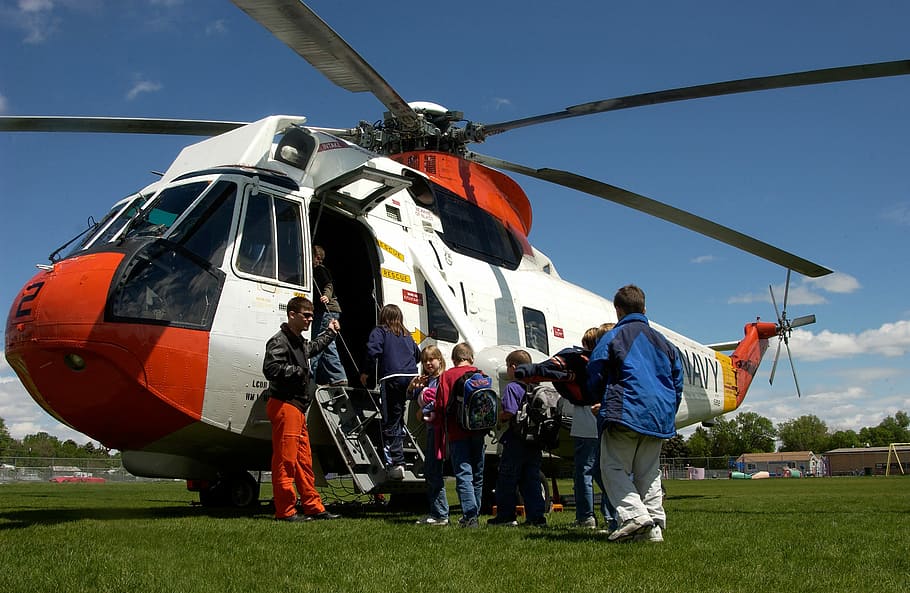 3r, 3a classe, setmana d’aviació, llorer, montana, 3r grau, classe, llorer, montana, Classe de tercer grau, aviació, chopper, helicòpter, estació aèria naval de la illa whidbey, domini públic, rentar. equip de cerca i rescat (sar), setmana, vehicle aeri, gent, volant, a l'aire lliure, transport, avió, cel, herba, dia, militar, grup de persones, naturalesa, persones reals, homes, ocupació, manera de transport, adult, de peu, vista del darrere, govern, 2K