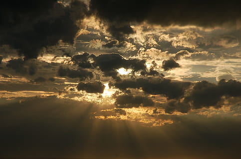 des nuages, ciel, la nature, nuage, ciels, vue, couverture nuageuse, scène tranquille, tranquillité, personne, paysages, beauté dans la nature, lumière du soleil, le coucher du soleil, en plein air, nuage - ciel, paysages - nature, ciel dramatique, idyllique, cloudscape, faible angle de vue, rayon de soleil, orage, arrière-plans, couleur orange, météorologie, fortement éclairé, diffusion, 1080P, CC0, domaine public, libre de droits