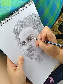 opera d'arte, disegno, aborigeno, mano umana, parte del corpo umano, detenzione, mano, creatività, arte e artigianato, una persona, vista dall'alto, in casa, persone reali, abilità, parte del corpo, persona irriconoscibile, attività, spazzola, pennello, carta, disegno - attività, stili di vita, dito, disegno a matita, design professionale, 2K, CC0, dominio pubblico, privo di copyright