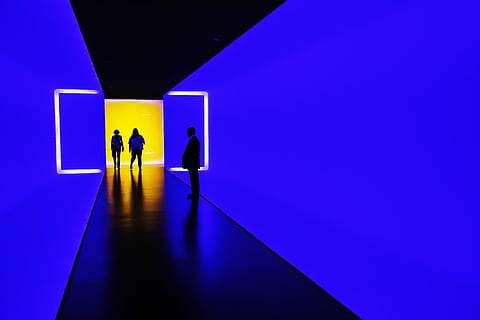 drei, Person, Stehen, Wand, Innerhalb, Gebäude, LED, Bildschirm, Blau, Gang, Beleuchtung, Türöffnung, Männer, Erwachsene, die Architektur, drinnen, Gruppe von Leuten, Gehen, Silhouette, beleuchtet, Schatten, in voller Länge, Menschen, kopieren sie platz, modern, Wandbau - Funktion, der Weg nach vorn, Eingang, 5K, CC0, gemeinfrei, lizenzfrei