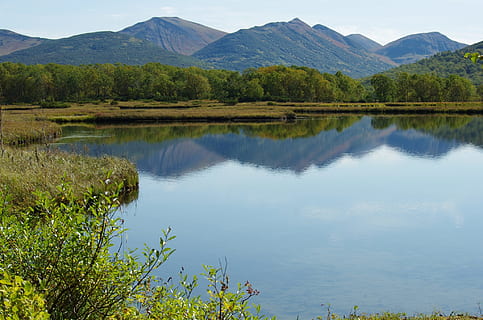 llac, muntanyes, bosc, reflexió, verds, bedoll, tardor, tundra, herba, paisatge, naturalesa, turisme, brillantor, núvols, aigua, silenci, escenics - natura, bellesa a la natura, escena tranquil·la, tranquil·litat, muntanya, planta, dia, cap gent, escena no urbana, cel, arbre, Serra, color verd, idíl·lic, a l'aire lliure, 1080P, CC0, domini públic, lliure de regalies