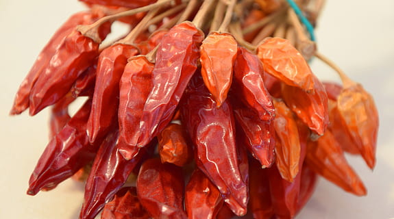 Chili, Scharf, Schärfe, Jahreszeit, rot, Essen und Trinken, Lebensmittel, Nahansicht, keine Leute, getrocknetes Essen, Studioaufnahme, drinnen, Fokus auf den Vordergrund, Frische, gesundes Essen, Stillleben, Wohlbefinden, große gruppe von gegenständen, Fleisch, fertig für den Verzehr, rote Chilischote, Zutat, Gruppe von Objekten, Gemüse, chinesisches Essen, 4K, CC0, gemeinfrei, lizenzfrei