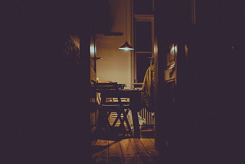 foto, làmpada penjant, convertit, sense títol, silueta, penjoll, llum, encendre, fosc, cuina, nit, casa, a l'interior, interior de casa, cap gent, finestra, material de fusta, passat de moda, habitació domèstica, vell, cadira, taula, estil retro, seient, il·luminat, arquitectura, estructura construïda, absència, equips d’il·luminació, buit, edifici, funció de construcció de parets, sòls, configuració, 5K, CC0, domini públic, lliure de regalies