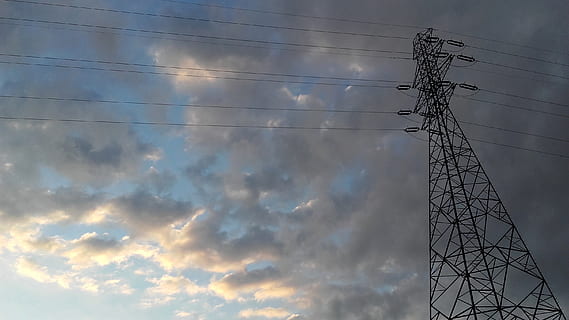 skyer, himmel, tårn, nåværende, høyspenning, elektrisitet, elektrisk, skydekke, Sky, panorama, teknologi, el-pylon, forbindelse, strømforsyning, kabel, drivstoff og kraftproduksjon, sky - himmel, lav vinkel visning, høyspentlinje, ingen folk, kommunikasjon, silhouette, natur, kompleksitet, arkitektur, utendørs, bygget struktur, dag, telefonlinje, global kommunikasjon, 2K, CC0, offentlig domene, opphavsrett gratis