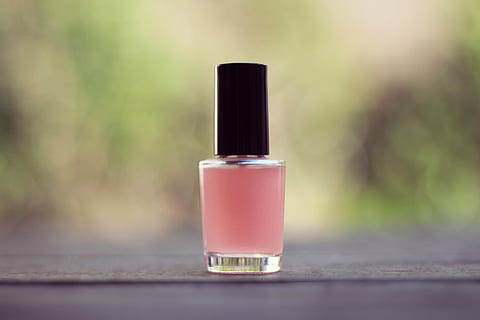 rosa, spika, putsa, flaska, skönhetsprodukt, skönhet, parfym, flytande, kroppsvård, rosa färg, mode, doftande, smink, nagellack, handelsvaror, lyx, fuktkräm, kvinnor, glamour, närbild, fokusera på förgrunden, tabell, inget folk, dag, enda objekt, läppstift, kopiera utrymme, behållare, fortfarande liv, utomhus, mat och dryck, selektiv fokusering, frånvaro, parfym spruta, kroppsvård och skönhet, personligt tillbehör, 1080P, CC0, offentligt domän, royaltyfria