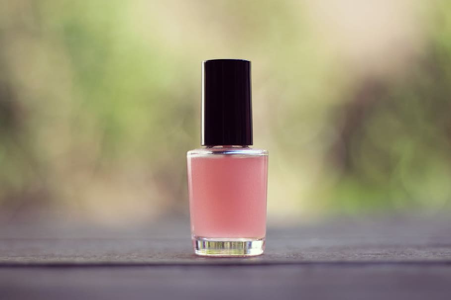 rosa, ungles, polir, ampolla, producte de bellesa, bellesa, perfum, líquid, cura del cos, color rosa, moda, perfumat, maquillatge, esmalt per a les ungles, mercaderia, luxe, Crema hidratant, dones, glamour, primer pla, centrar-se en primer pla, taula, cap gent, dia, sol objecte, llapis de llavis, còpia espai, contenidor, natura morta, a l'aire lliure, menjar i beguda, enfocament selectiu, absència, polvoritzador de perfumeria, cura del cos i bellesa, accessori personal, 1080P