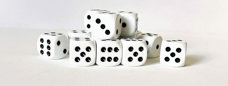 munt de daus, joc, jugar, cub, sort, casino, risc, craps, oci, Color blanc, daus, cultura i entreteniment artístic, jocs d’oci, nombre, grup d'objectes, activitat d'oci, a l'interior, cap gent, oportunitat, fons blanc, tallar, tacat, forma de cub, tir de l'estudi, relaxació, color negre, joc d'atzar, 2K
