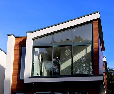arquitectura, edificio, infraestructura, estructura, establecimiento, casa, nubes, cielo, veranda, terraza, material de vidrio, estructura construida, azul, naturaleza, cielo limpio, transparente, ventana, exterior del edificio, vista de ángulo bajo, nadie, reflexión, día, al aire libre, luz del sol, planta, set de televisión, vaso, pantalla plana, 4K, CC0, dominio público, libre de derechos
