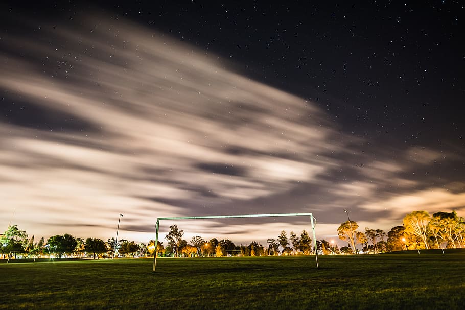 gol de futbol, fotografia de lapse de temps, blanc, núvols, fotografia de timelapse, gespa verda, camp de gespa, núvol, cel, futbol, arbre, pal de porteria, posta de sol, nit, vespre, núvol - cel, a l'aire lliure, naturalesa, estructura construïda, agricultura, cap gent, escena rural, estrella - espai, planta, herba, espai, astronomia, escenics - natura, esport, camp, estrella, bellesa a la natura, camp estel·lar, color verd, escena tranquil·la, exposició llarga, 5K