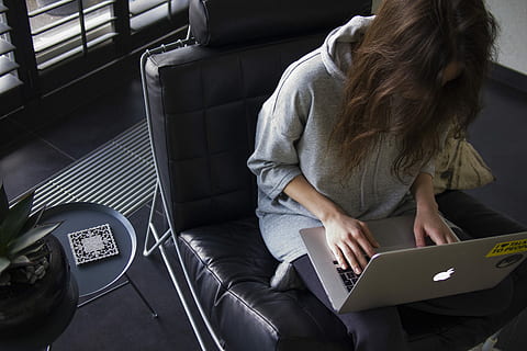 žena, modrý, chambray, s dlouhým rukávem, horní, sedící, Černá, kožené křeslo, stříbrná macbook, klín, šedá, svetr mikina, použitím, macbook sezení, pohovka židle, laptop, počítač, jablko, macbook, ženský, pracovní, práce, psaní na stroji, psaní, úpravy, práce na dálku, vzdáleného pracovníka, vzdálené práce, komfortní, jedna osoba, bezdrátové technologie, tři čtvrtletí, technologie, spojení, sdělení, uvnitř, ženy, dospělý, pomocí přenosného počítače, mladého dospělého, dlouhé vlasy, neformální oblečení, Mladá žena, skutečných lidí, Internet, účes, surfování na netu, 4K, CC0, veřejná doména, bez autorských práv