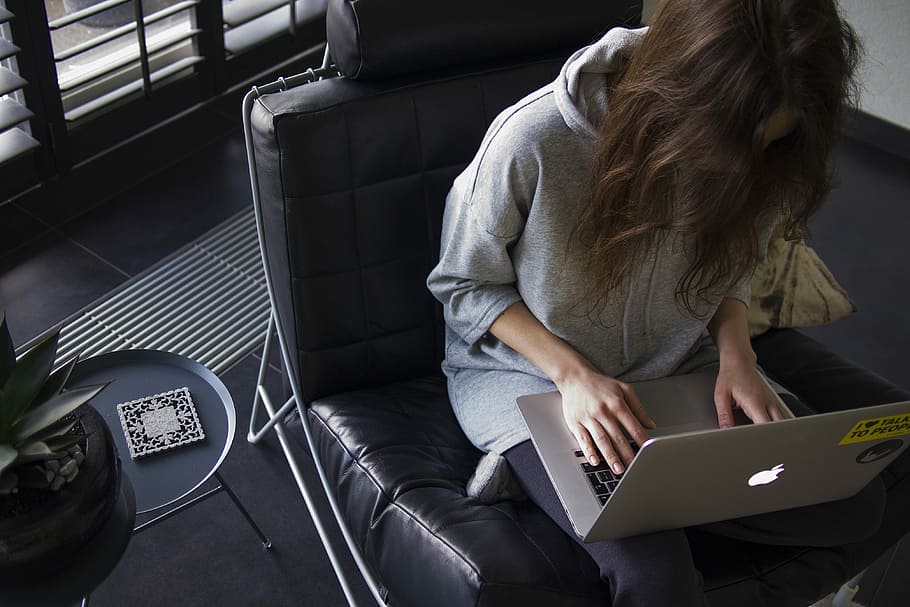 dona, blau, Chambray, Màniga llarga, superior, assegut, negre, cadira de cuir, MacBook de plata, volta, gris, sudadera amb caputxa, utilitzant, seient macbook, cadira de sofà, portàtil, ordinador, poma, MacBook, femella, treball, treballar, escriure, edició, treballant remotament, treballador remot, treball remot, còmode, una persona, tecnologia sense fils, tres quarts de longitud, tecnologia, connexió, comunicació, a l'interior, dones, adult, usant portàtil, adult jove, cabell llarg, roba casual, dones joves, persones reals, Internet, pentinat, navegar per la xarxa, 4K