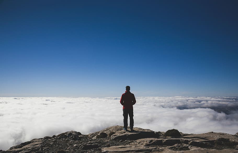 uomo, in piedi, Marrone, montagne, di fronte, mare, nuvole, persona, formazione rocciosa, blu, cielo, giorno, dietro a, nube, roccia, cielo blu, altitudine, Spagna, paesaggio, orizzonte, una persona, lunghezza intera, copia spazio, attività di svago, retrovisore, uomini, cielo sereno, scenics - natura, natura, bellezza nella natura, stili di vita, roccia - oggetto, montagna, a distanza, solido, guardando a vista, all'aperto, la libertà, picco di montagna, 4K