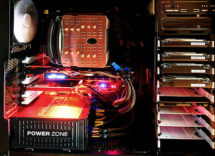 noir, rouge, tour d'ordinateur, ordinateur, La technologie, pc, électronique, support de stockage, disque dur, Mémoire, numérique, planche, circuits, carte graphique, composant, planche de montage, ventilateur, serveur, hébergement, espace web, refroidissement, edp, lumière, la communication, illuminé, personne, texte, à l'intérieur, fermer, équipement, machinerie, métal, matériel d'éclairage, multi couleur, nature morte, lien, nuit, vente au détail, équipement informatique, écriture occidentale, signe, 4K, CC0, domaine public, libre de droits