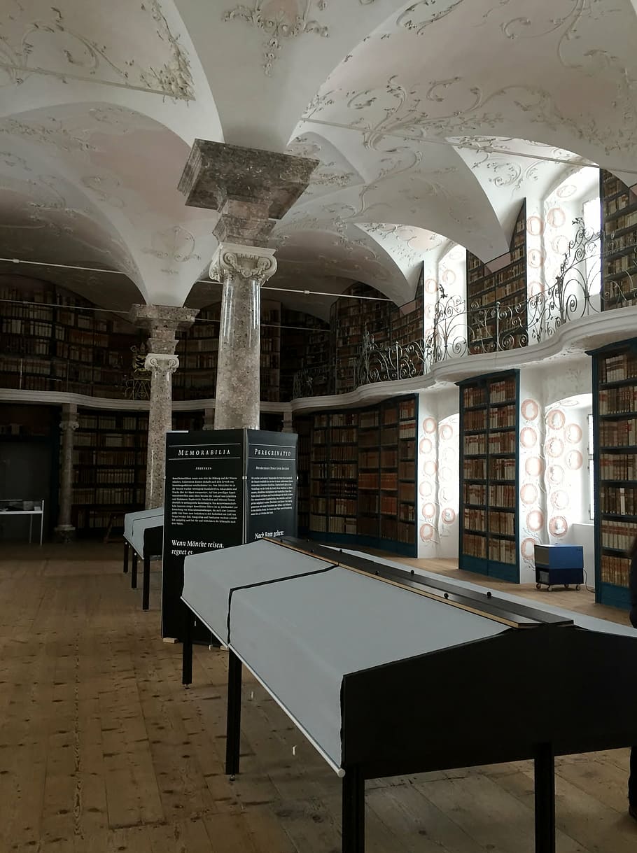 abadia, monestir, biblioteca, einsiedeln, cantó de schwyz, suïssa, a l'interior, sostre, arquitectura, cap gent, estructura construïda, edifici, columna arquitectònica, seient, educació, taula, buit, absència, sòls, dia, mobles, equips d’il·luminació, material de fusta, finestra, escola, cadira, luxe, 2K