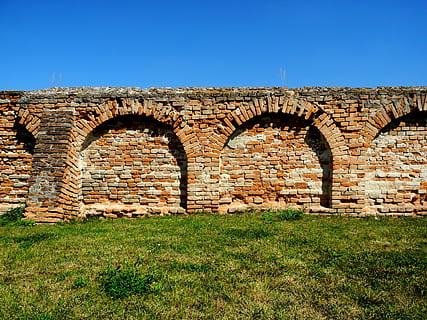 Wand, alt, Ziegel, alte Mauer, Ziegelwand, die Architektur, Bogen, Geschichte, die Vergangenheit, Gras, gebaute Struktur, alte Ruine, uralt, Himmel, Reiseziele, keine Leute, Natur, Reise, ruiniert, Tourismus, Gebäudehülle, beschädigt, heruntergewirtschaftet, draußen, Steinwand, alte Zivilisation, Backstein, Archäologie, 2K, CC0, gemeinfrei, lizenzfrei