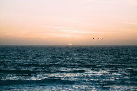 tělo, voda, zlatý, hodina, moře, oceán, vlna, horizont, západ slunce, svítání, hora, nebe, mraky, horizont nad vodou, klidné scény, scén, Příroda, krása v přírodě, klid, nikdo, scenics - příroda, pohyb, idylický, slunce, nábřeží, životní prostředí, mimoměstské scény, venku, 5K, CC0, veřejná doména, bez autorských práv