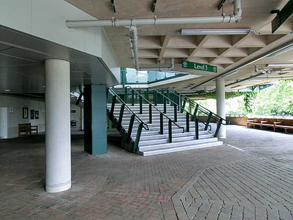 Wimbledon, Londra, stadio, ingresso, tennis, architettura, struttura costruita, ringhiera, colonna architettonica, nessuno, direzione, la strada davanti, giorno, scala, in casa, costruzione, testo, gradini e scale, comunicazione, vuoto, soffitto, cartello, sentiero, assenza, pavimento piastrellato, 4K, CC0, dominio pubblico, privo di copyright