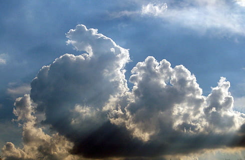 Sky, skyer, himmel, sol, stråler, ray, lys, sky - himmel, cloudscape, skønhed i naturen, miljø, atmosfære, baggrunde, dramatisk himmel, fluffy, overskyet, natur, vind, ingen mennesker, sollys, blå, idyllisk, blødhed, abstrakt, udendørs, regn, meteorologi, lyse, 2K, CC0, offentligt domæne, royaltyfrie