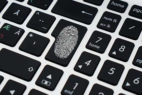 clavier, Les données, Sécurité, ordinateur, portable, empreinte digitale, cambriolage, identité volée, mot de passe, virus, anonyme, clavier d'ordinateur, La technologie, Technologie sans fil, équipement informatique, la communication, lien, personne, couleur noire, à l'intérieur, dispositif d'information portable, partie informatique, affaires, culture artistique et divertissement, la créativité, arrière-plans, conception, fermer, clé d'ordinateur, équipement électrique, communications globales, 2K, CC0, domaine public, libre de droits