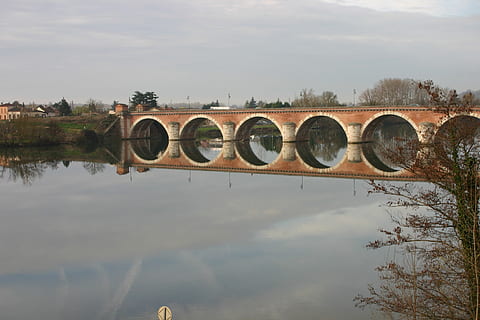 moissac, most, řeka, most - mužská konstrukce, strom, architektura, voda, nebe, spojení, Příroda, odraz, stavba, rostlina, den, oblouk, mrak - nebe, nábřeží, nikdo, přeprava, obloukový most, 2K, CC0, veřejná doména, bez autorských práv