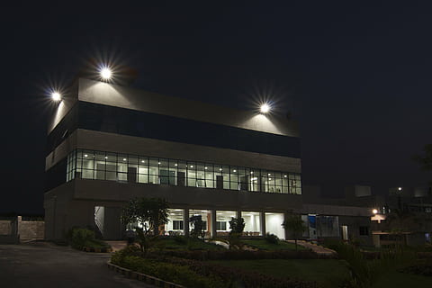 edificio, construcción, noche, luces, arquitectura, negocio, urbano, estructura, exterior, paisaje urbano, oficina, industria, paisaje, ver, oscuro, punto de referencia, inmuebles, proyecto, propiedad, iluminado, estructura construida, exterior del edificio, cielo, luz de la calle, calle, vista de ángulo bajo, ciudad, nadie, naturaleza, equipo de iluminación, transporte, puente, conexión, al aire libre, puente - estructura hecha por el hombre, planta, columna arquitectonica, luz de la luna, 4K, CC0, dominio público, libre de derechos