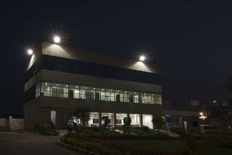 edifici, construcció, nit, llums, arquitectura, negocis, urbà, estructura, exterior, paisatge urbà, oficina, indústria, paisatge, vista, fosc, referència, propietat, projecte, il·luminat, estructura construïda, exterior de l'edifici, cel, llum del carrer, carrer, vista d’angle baix, ciutat, cap gent, naturalesa, equips d’il·luminació, transport, pont, connexió, a l'aire lliure, pont - estructura feta per l'home, planta, columna arquitectònica, llum de la lluna, 4K