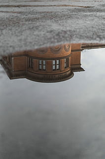mirall d'aigua, marró, comercial, edifici, edifici de formigó marró, bassal, aigua, reflexió, arquitectura, estructura construïda, exterior de l'edifici, cel, cap gent, naturalesa, dia, núvol - cel, a l'aire lliure, davant del mar, vista d’angle alt, tranquil·litat, piscina, terra, 4K, CC0, domini públic, lliure de regalies