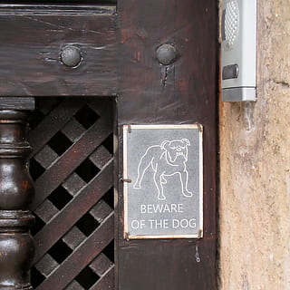porta principal, detall, vés amb compte, advertiment, Tingueu en compte, entrada, gos de guàrdia, vell, text, comunicació, cap gent, porta, guió occidental, dia, material de fusta, primer pla, metall, pissarra, a l'aire lliure, maneta, perilla, arquitectura, seguretat, tancat, signe, 1080P, CC0, domini públic, lliure de regalies