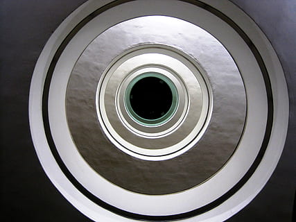 circolare, ripetere, il giro, concentrico, tromba delle scale, bianca, luce e ombra, costruzione, architettura, in casa, da sotto, forma geometrica, cerchio, forma, design, nessuno, spirale, direttamente sopra, fotogramma intero, direttamente sotto, avvicinamento, natura morta, giorno, modello, composito digitale, sfondi, tecnologia, girato in studio, 2K, CC0, dominio pubblico, privo di copyright