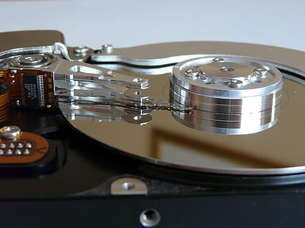 pevný disk, Hardware, otevřený pevný disk, zavřít, počítač, části počítače, stylus, čte hlavy, talíř, hdd, ks, detail, technologie, nikdo, uvnitř, kov, zařízení, stůl, stroje, stálý život, odraz, selektivní zaměření, hudba, vysoký úhel pohledu, spojení, Věda, stříbrné barvy, hudební nástroj, lesklý, zdravotnictví a lékařství, elektrické zařízení, 2K, CC0, veřejná doména, bez autorských práv