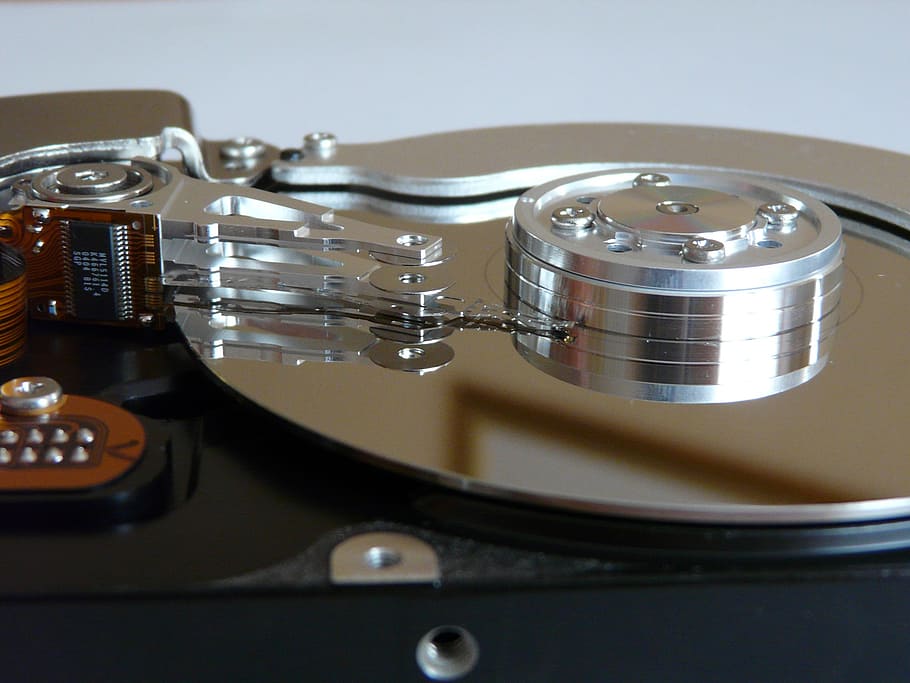 pevný disk, Hardware, otevřený pevný disk, zavřít, počítač, části počítače, stylus, čte hlavy, talíř, hdd, ks, detail, technologie, nikdo, uvnitř, kov, zařízení, stůl, stroje, stálý život, odraz, selektivní zaměření, hudba, vysoký úhel pohledu, spojení, Věda, stříbrné barvy, hudební nástroj, lesklý, zdravotnictví a lékařství, elektrické zařízení, 2K