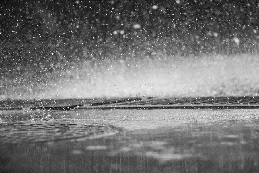 fotografia a escala de grisos, pluja, gotes, degoteig, dutxa, escena, naturalesa, aigua, humit, moviment, escenics - natura, bellesa a la natura, reflexió, a l'aire lliure, cap gent, mar, cel, nit, tranquil·litat, escena tranquil·la, davant del mar, enfocament selectiu, nevar, 5K