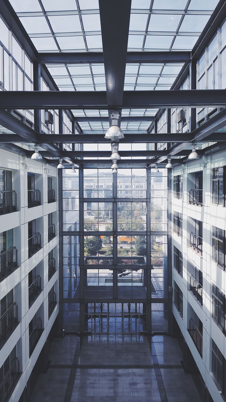 edifici, interior, atri, arquitectura, estructura construïda, a l'interior, finestra, dia, vidre - material, cap gent, modern, transparent, ciutat, oficina, barana, buit, naturalesa, absència, exterior d’edifici d’oficines, sostre, 4K