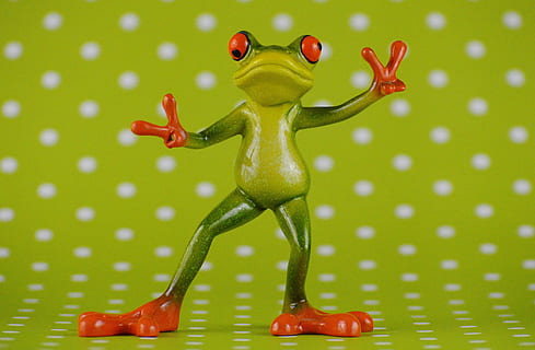 Frosch, Geste, Frieden, lustig, süß, Zahl, Süss, heiter, Darstellung, Tierdarstellung, keine Leute, Tier, Spielzeug, Tierthemen, Figur, Säugetier, drinnen, grüne Farbe, Nahansicht, Stillleben, Kunst und Handwerk, Tupfen, Fokus auf den Vordergrund, Urlaub, mehrfarbig, beschmutzt, Muster, Hirsch, 5K, CC0, gemeinfrei, lizenzfrei