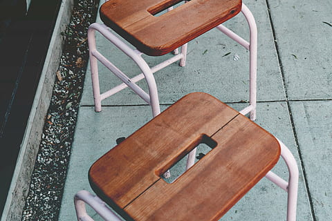 deux selles brunes, deux, marron, en bois, chaises, selles, chaise, table, absence, vue grand angle, personne, meubles, journée, en plein air, siège, chaise pliante, bois - matériau, vide, café, métal, café de trottoir, sentier, rue, nature morte, sol, pavé, 1080P, CC0, domaine public, libre de droits
