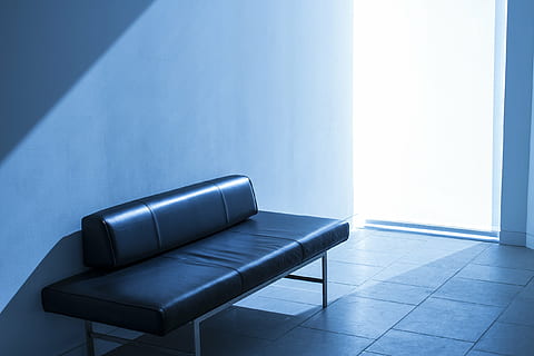 czarny, skórzana ławka, Ściana, wewnątrz, zdjęcie, Skórzany, watowany, ławka, Blisko, biały, namalowany, światło słoneczne, sofa, światło, sala, lobby, gabinet, pusty, niebieski, rzadki, nowoczesny, pokój domowy, architektura, zbudowana struktura, żadnych ludzi, biznes, wnętrze domu, posadzka, funkcja budowy ścian, salon, meble, krzesło, brak, budynek, siedzenie, prostota, fotel, luksus, 2K, CC0, domena publiczna, darmowe zdjęcia