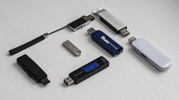 Clés de couleurs assorties, blanc, surface, clé USB, Mémoire, médias, mode d'enregistrement, externe, amovible, capacité, USB, vue grand angle, nature morte, à l'intérieur, La technologie, table, Technologie sans fil, la communication, personne, téléphone portable, téléphone intelligent, groupe d'objets, dispositif d'information portable, lien, prise de vue en studio, groupe moyen d'objets, directement au-dessus, fermer, fond blanc, loi, pistolet, accessoire personnel, 2K, CC0, domaine public, libre de droits