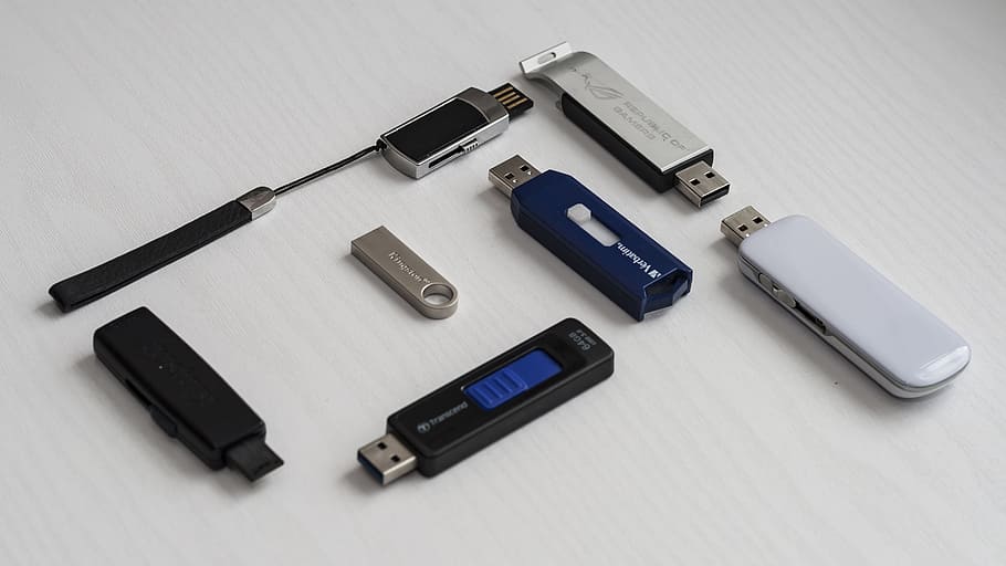 variadors de pols de colors, blanc, superfície, llapis de memòria, memòria, mitjans de comunicació, mode d'enregistrament, extern, desmuntable, capacitat, usb, vista d’angle alt, natura morta, a l'interior, tecnologia, taula, tecnologia sense fils, comunicació, cap gent, telèfon mòbil, telèfon intel·ligent, grup d'objectes, dispositiu d’informació portàtil, connexió, tir de l'estudi, grup mitjà d'objectes, directament a sobre, primer pla, fons blanc, Llei, pistola, accessori personal, 2K