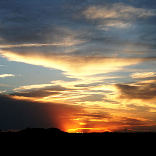 Sonnenuntergang, Wolke, streifig, flockig, orange und gelb, Weiß und Schatten, blauer Himmel, Sonne, orb, Untergang, Horizont, dunkel, Himmel, wolke - himmel, Szenen - Natur, Schönheit in der Natur, Silhouette, Ruhe, ruhige Szene, orange Farbe, Natur, Umgebung, Landschaft, idyllisch, keine Leute, Dramatischer Himmel, Sonnenlicht, Nicht-städtische Szene, Scheu, majestätisch, draußen, hell, 2K, CC0, gemeinfrei, lizenzfrei