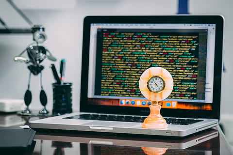 runden, Beige, analoge Tischuhr, MacBook, Profi, Uhr, silbernes macbook, Zeit, Bildschirm, Laptop, Technologie, drinnen, keine Leute, Computer, Tabelle, Computerausrüstung, Fokus auf den Vordergrund, Kommunikation, Verbindung, Steuerung, Nahansicht, Kunst, Kultur und Unterhaltung, Ausrüstung, Computerbildschirm, Besetzung, menschliche Darstellung, Mikroskop, Kreativität, Gerätebildschirm, 5K, CC0, gemeinfrei, lizenzfrei