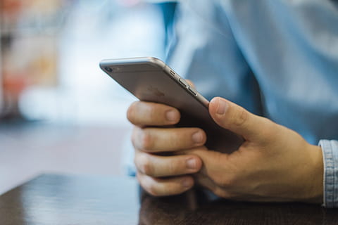 selektiv, fokus fotografering, person, holding, rom, grå, iphone 6, eple, iphone, smarttelefon, teknologi, mobiltelefon, touch-skjerm, ta på, iphone 6 pluss, e-post, menneskelig hånd, én person, kommunikasjon, hånd, trådløs teknologi, forbindelse, fokusere på forgrunnen, menneskelig kroppsdel, voksen, innendørs, nærbilde, tekstmeldinger, smart telefon, forretningsmann, midsection, virksomhet, menn, 5K, CC0, offentlig domene, opphavsrett gratis