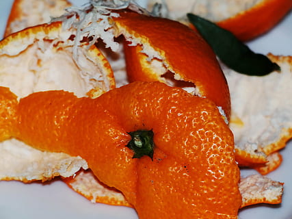 Orangenfruchtschale, Orangenschale, Schale, Orange, schließen, Oberfläche, Struktur, datailaufnahme, geschält, Abfall, Müll, organischer Abfall, Lebensmittel, Obst, Frische, Nahansicht, Orangenfrucht, Essen und Trinken, orange Farbe, gesundes Essen, keine Leute, Stillleben, fertig für den Verzehr, Wohlbefinden, Zitrusfrucht, drinnen, Fokus auf den Vordergrund, Genuss, High Angle View, Süßes Essen, Blatt, Versuchung, reif, Garnierung, 4K, CC0, gemeinfrei, lizenzfrei