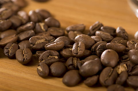Kaffee, Korn, Koffein, Cafe, getoastet, Ernte, Gerösteter Kaffee, Früchte, Lebensmittel, Essen und Trinken, braun, Frische, Nahansicht, selektiver Fokus, große gruppe von gegenständen, keine Leute, drinnen, Tabelle, Stillleben, Holz - Material, gesundes Essen, Fülle, geröstet, Wohlbefinden, Snack, Kaffee trinken, geröstete Kaffeebohne, vegetarisches Essen, vegan, 1080P, CC0, gemeinfrei, lizenzfrei