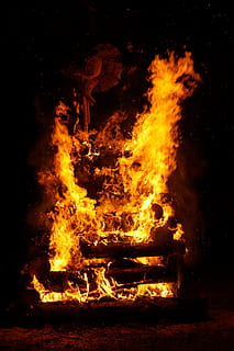 fogo, queimando, queimando, chamas, fronteira, fogo, ardente, chamas, fogo - fenômeno natural, chama, calor - temperatura, inferno, ninguém, noite, registro, cor laranja, movimento, madeira, natureza, brilhando, fogueira, lenha, madeira - material, Sombrio, terra, ao ar livre, amarelo, 4K, CC0, domínio público, royalty free