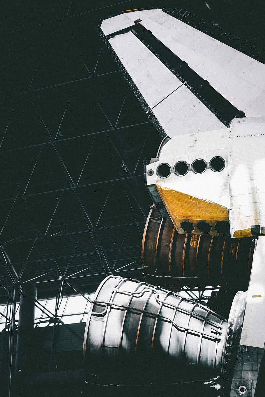 foto, blanc, Coet espacial, endins, magatzem, gris, obra d'art plànol, motor, propulsor, lluna, textura, coet, cap gent, a l'interior, metall, transport, patró, estructura construïda, representació, arquitectura, indústria, vista d’angle baix, primer pla, maquinària, dia, manera de transport, natura morta, fàbrica, vehicle aeri, tub de tub, sostre, roda, 5K
