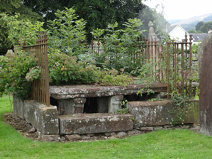 la tombe, crypte, mort, deuil, tombeau, des tombes, historiquement, dernier calme, ancien cimetière, cimetière, Mémorial, vieille tombe, funéraire, adieu, pierre tombale, vieux, des croix, tombeaux rupestres, plante, arbre, la nature, couleur verte, architecture, croissance, herbe, journée, terre, personne, structure construite, bois - matériau, champ, en plein air, abandonné, endommagé, tranquillité, solide, altéré, bien, ruiné, 4K, CC0, domaine public, libre de droits
